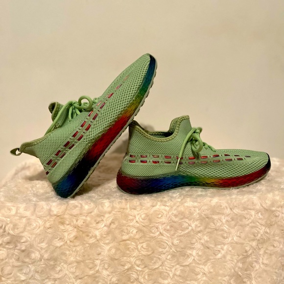WANTED “STREAK” GREEN W RAINBOW ACCENT SNEAKERS COLORFUL - Picture 3 of 12
